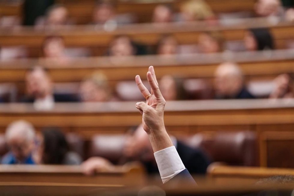 Un diputado marca el número de votación durante una sesión plenaria en el Congreso 