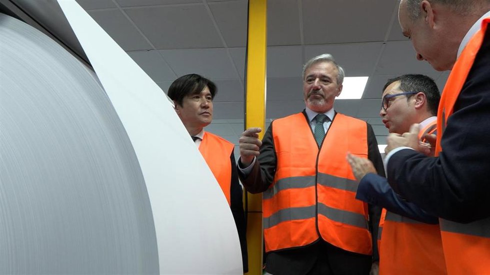 El presidente del Gobierno de Aragón en funciones, Jorge Azcón, ante la nueva rotativa japonesa del Grupo Edelvives.