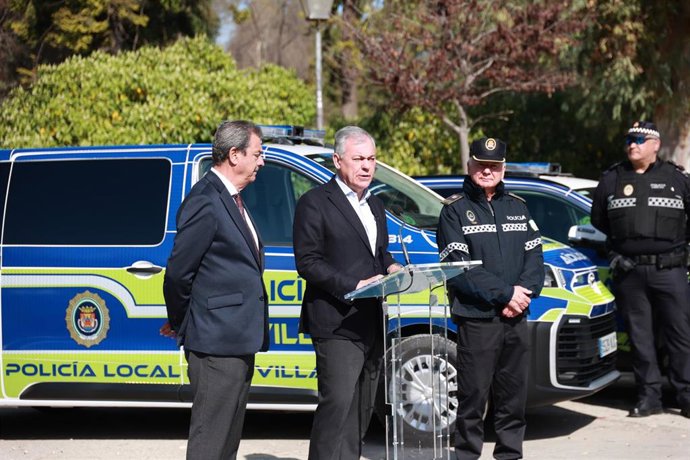 El alcalde de Sevilla, José Luis Sanz, interviene en la presentación de los nuevos vehículos de la Policía Local de Sevilla. 