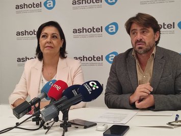 Archivo - La vicepresidenta de Ashotel, Victoria López, y el presidente, Jorge Marichal, en rueda de prensa