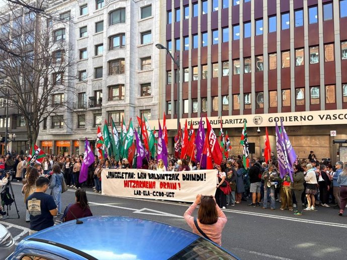 Movilización de las trabajadoras de comedores escolares frente a la sede del Gobierno Vasco en Bilbao.