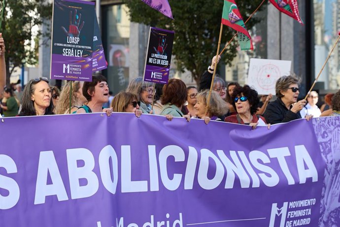 Archivo - Concentración convocada por el Movimiento Feminista de Madrid (MFM) para pedir la abolición de la prostitución en la Plaza de Callao, a 11 de octubre de 2025, en Madrid (España). Las feministas madrileñas han enviado una carta a todos los grupos