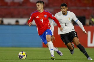 Futbol, Chile vs Uruguay. Eliminatorias al mundial de la Fifa 2026. El jugador de la seleccion chilena Alexander Aravena es fotografiado durante un partido clasificatorio al mundial de 2026 contra Uruguay disputado en el estadio Nacional de Santiago,