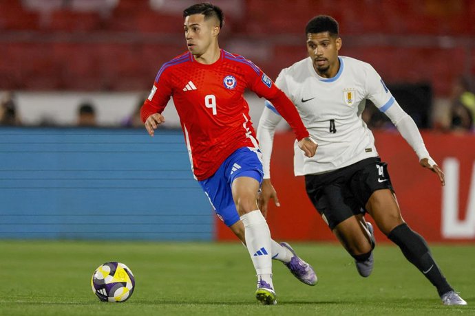 Futbol, Chile vs Uruguay. Eliminatorias al mundial de la Fifa 2026. El jugador de la seleccion chilena Alexander Aravena es fotografiado durante un partido clasificatorio al mundial de 2026 contra Uruguay disputado en el estadio Nacional de Santiago,