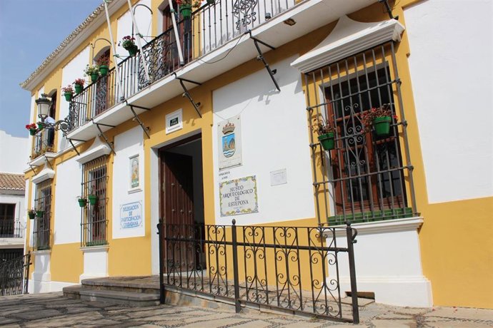 El edificio del Museo Arqueológico Municipal de Estepona un edificio construido en el siglo XVIII consta de un bajo y dos plantas y está formado por un patio central donde se encuentra un aljibe perteneciente a una torre de época mulsumana