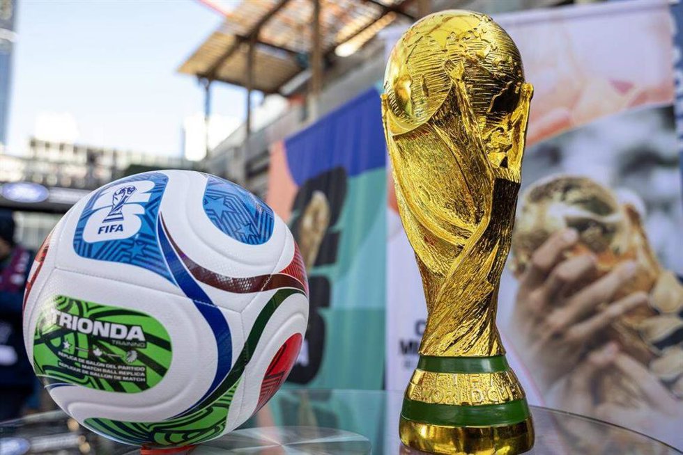 El trofeo de la Copa del Mundo junto al balón de la edición de 2026.