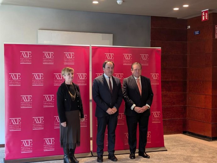 El president de la Generalitat, Juanfran Pérez Llorca, el presidente de AVE, Vicente Boluda, y la consellera de Industria, Marián Cano, participa en el almuerzo-coloquio de AVE.