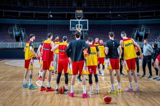 Los jugadores de la selección española durante un entrenamiento en Riga previo a su duelo con Ucrania
