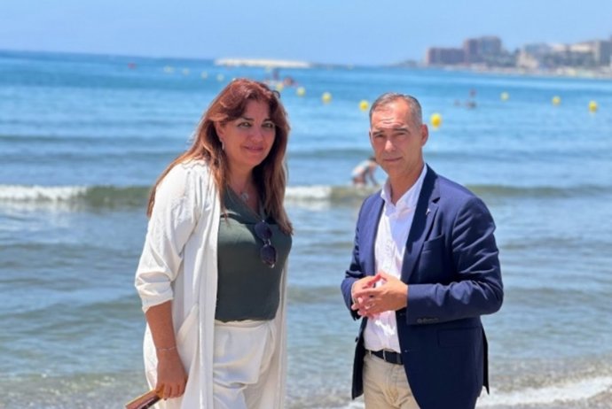 El alcalde de Benalmádena, Juan Antonio Lara, y la concejala de Playas, Presi Aguilera.