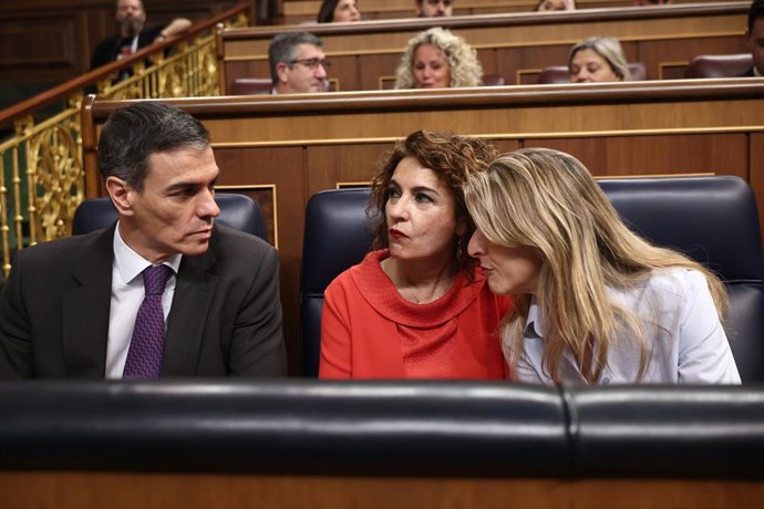 (I-D) El presidente del Gobierno, Pedro Sánchez; la vicepresidenta primera y ministra de Hacienda, María Jesús Montero, y la vicepresidenta segunda y ministra de Trabajo y Economía Social, Yolanda Díaz, durante una sesión de control al Gobierno, en el Con