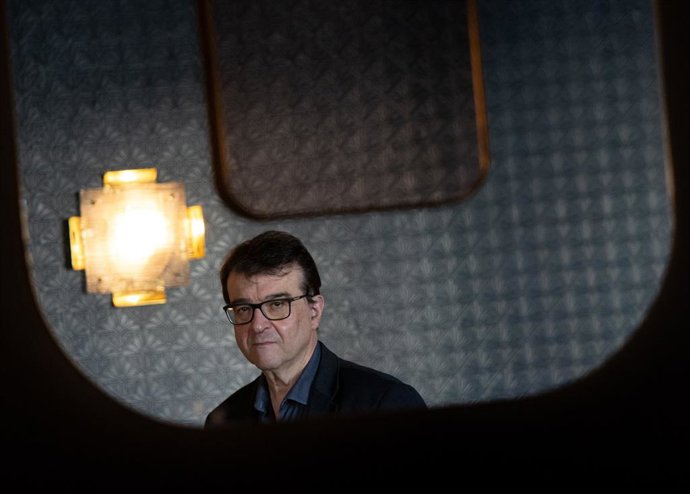 El escritor Javier Cercas posa para Europa Press en un desayuno de prensa, en el Café Comercial, a 26 de febrero de 2026, en Madrid (España). El desayuno tiene lugar con motivo de la publicación de una edición conmemorativa de su libro ‘Soldados de Salami