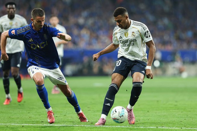 Archivo - Leander Dendoncker of Real Oviedo and Kylian Mbappe of Real Madrid CF in action during the Spanish League, LaLiga EA Sports, football match played between Real Oviedo and Real Madrid at Carlos Tartiere stadium on August 24, 2025, in Oviedo, Astu