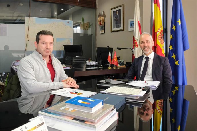 El consejero de Educación, Sergio Silva, y el alcalde de Ramales de la Victoria, César García