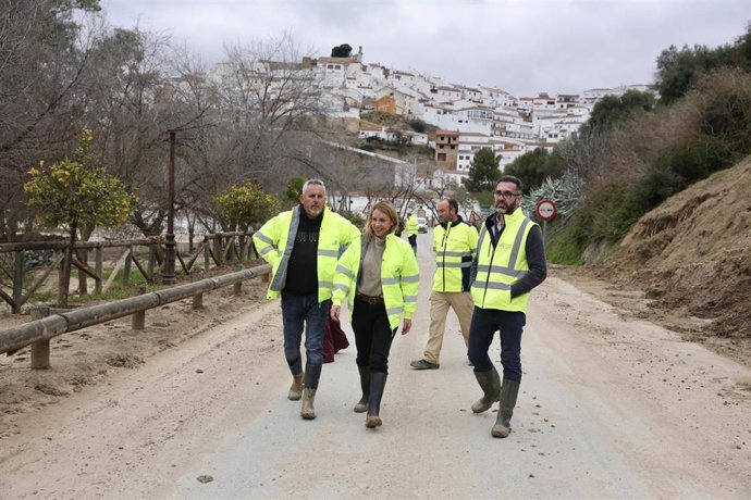 La presidente de la Diputación de Cádiz, Almudena Martínez, visita la localidad de Torre Alháquime, junto a su alcalde, Pedro barroso.
