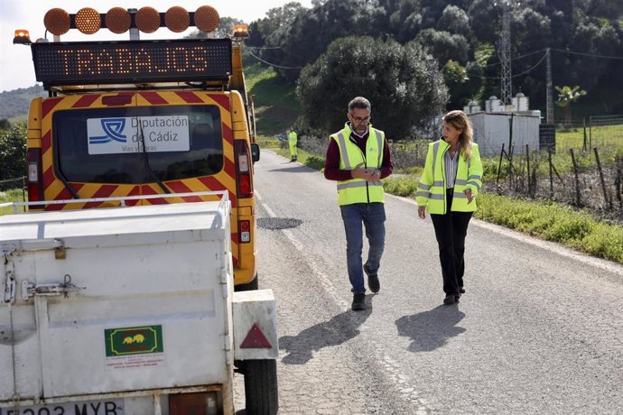 La presidente de la Diputación de Cádiz, Almudena Martínez, visita las obras de reparación de una vía de acceso a Jimena de la Frontera afectadas por el pasado temporal. 