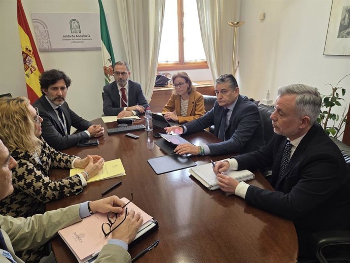 El consejero de Sanidad, Presidencia y Emergencias de la Junta de Andalucía, Antonio Sanz, ha anunciado la creación de un punto de urgencias 24 horas en Fuengirola tras la reunión mantenida con la alcaldesa de la ciudad malagueña, Ana Mula.