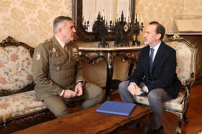 Le Senne recibe en audiencia al comandante general de Baleares, Fernando Luis Gracia.