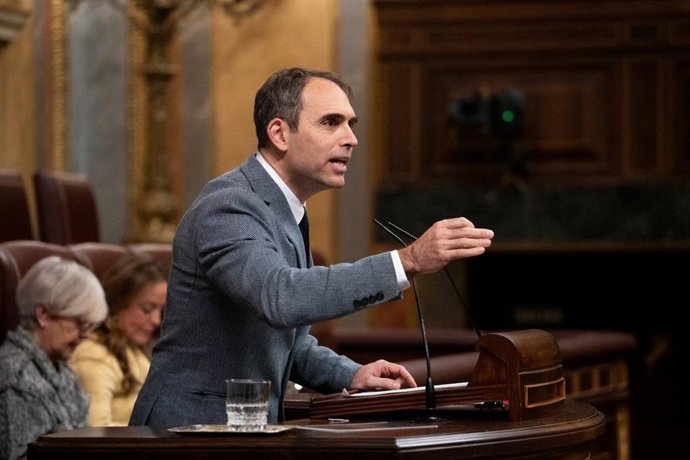 El coordinador general de IU Andalucía y diputado de Sumar, Toni Valero, interviene en el Congreso de los Diputados.