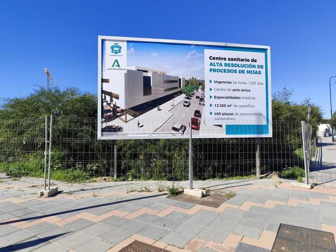 Vista del cartel en la parcela que ocupará el futuro centro sanitario de alta resolución de Mijas.