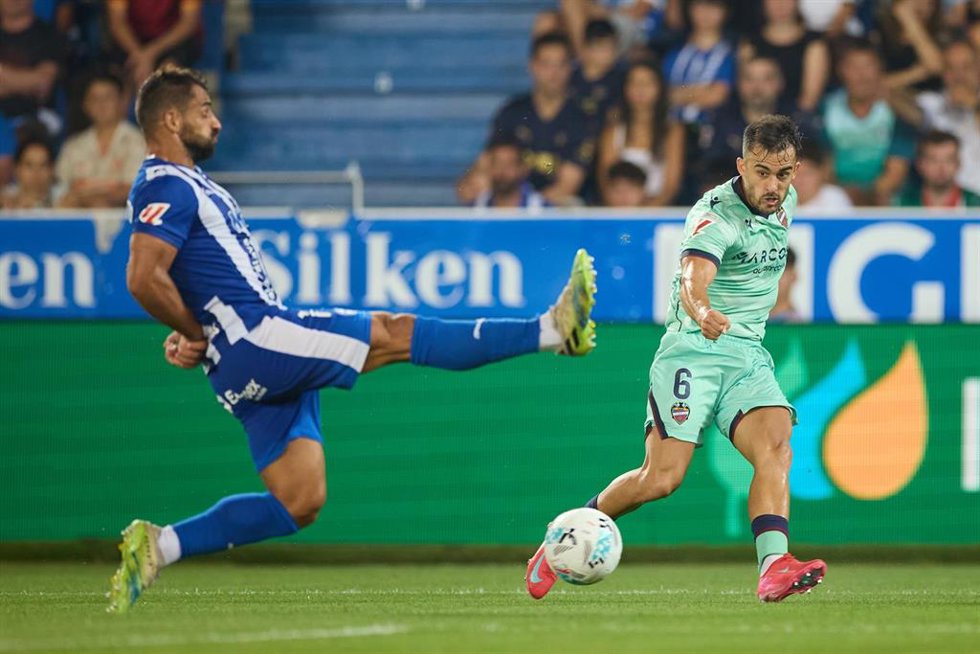Archivo - El jugador del Levante UD Diego Pampín disputa un balón ante el del Deportivo Alavés Jonny Otto.