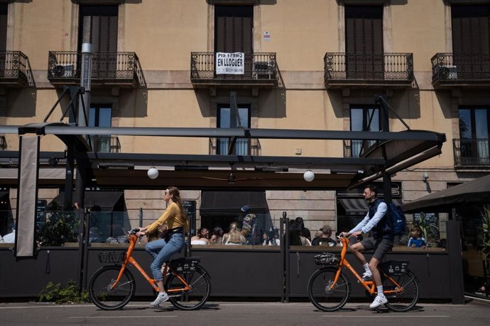 Archivo - Cartell de venda a la façana d'un edifici