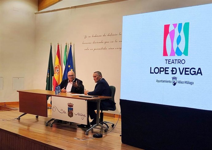 La nueva identidad visual ha sido diseñada por el veleño Nacho Herrera Conde y parte de un concepto profundamente vinculado a la historia del teatro