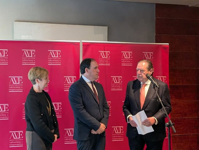 El president d'AVE, Vicente Boluda, atén als mitjans junt amb el president de la Generalitat, Juanfran Pérez Llorca, i la consellera d'Innovació, Marián Cano