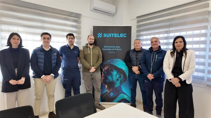 La delegada de Empleo, Empresa y Trabajo Autónomo de la Junta, María Dolores Gálvez (dcha.), en su visita a la empresa cordobesa Suitelec.