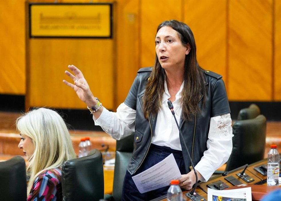 La consejera de Inclusión Social, Juventud, Familias e Igualdad, Loles López, durante su intervención en la sesión del Parlamento de Andalucía.