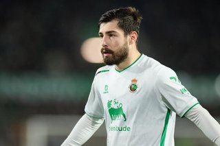 Archivo - Giorgi Guliashvili of Real Racing Club de Santander looks on during the Copa del Rey Round of 16 match between Racing Santander and FC Barcelona at Campos de Sport de El Sardinero on January 15, 2026, in Santander, Spain.