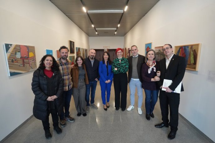 Imagen de autoridades y artistas que han participado en la muestra.