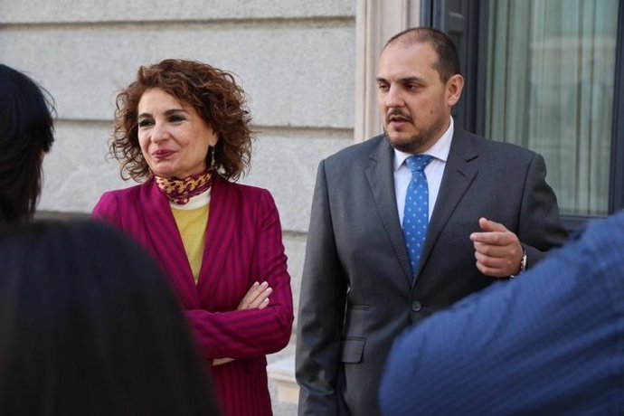 La vicepresidenta primera del Gobierno, María Jesús Montero, y el alcalde de Adamuz (Córdoba), Rafael Ángel Moreno.
