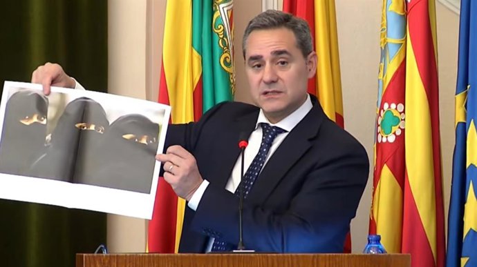Castelló aprueba la prohibición de entrar con burka o niqab en dependencias municipales