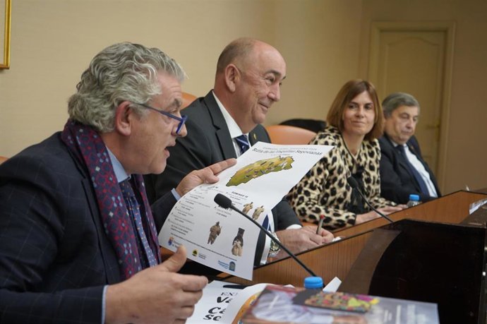 El vicepresidente primero y portavoz popular, José María Bravo, durante una intervención, junto al presidente provincial, De Vicente, y los otros vicepresidentes.