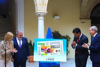 La alcaldesa de Jerez, María José García-Pelayo, presenta la imagen del cupón de la ONCE dedicado a la Capital Española de la Gastronomía
