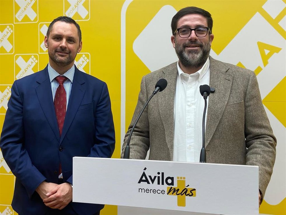 De izquierda a derecha, el presidente de Por Ávila, José Ramón Budiño, y el director de campaña, Jesús Manuel Sánchez Cabrera.