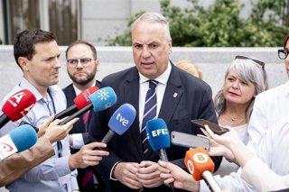 Archivo - Juan Carlos Ruiz Boix atiende a los periodistas en una imagen de archivo.