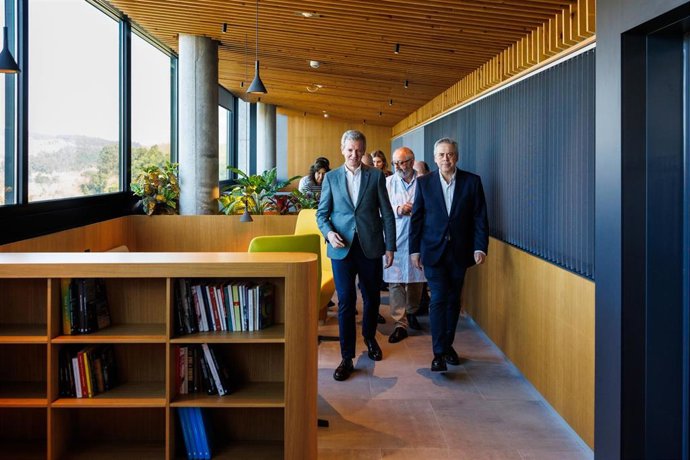 El presidente de la Xunta, Alfonso Rueda, acompañado del conselleiro de Sanidade, Antonio Gómez Caamaño, participa en la inauguración de la nueva sala de espera de Oncología del Complexo Hospitalario Universitario de Santiago (CHUS)