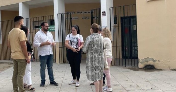 El secretario general del PSOE de La Palma del Condado (Huelva), Rogelio Pinto (con camisa blanca), en el centro de salud del municipio.