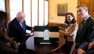 El Parlamento andaluz recibe una bandera de Andalucía hecha en mármol por Marta Mingorance, de la Escuela del Mármol de Fines (Almería)