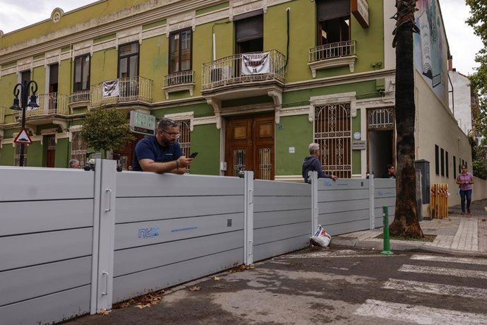 Archivo - Arxiu - Dos homes conversen en una de les barreres que han instal·lat pel desbordament del barranc de la Saleta, a 29 de setembre del 2025, a Aldaia