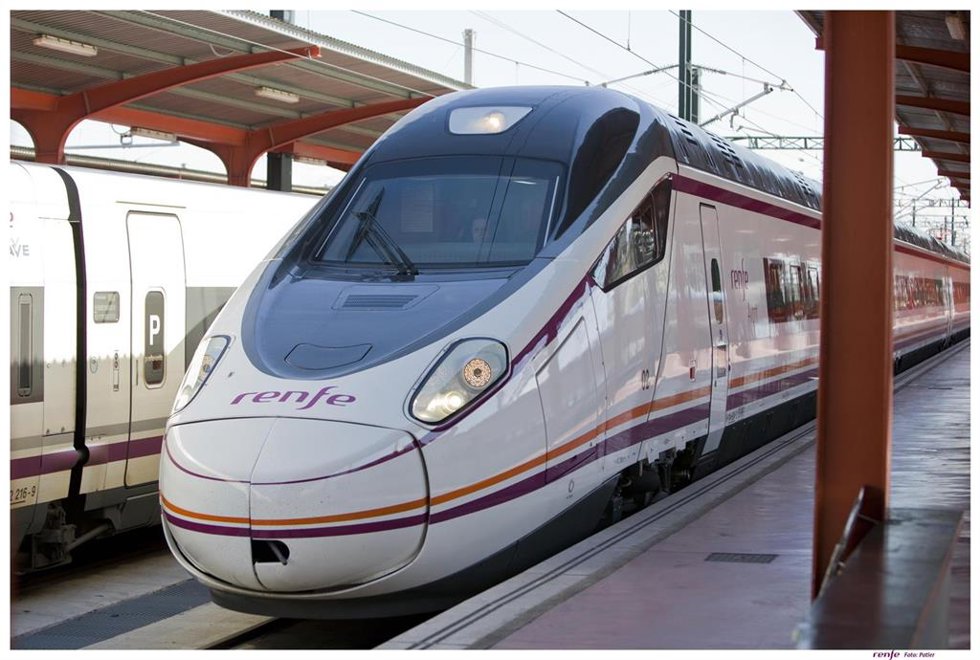 Archivo - Renfe lanza PaseVía, el nuevo pase flexible de Avant para quienes hacen su vida "entre dos ciudades".