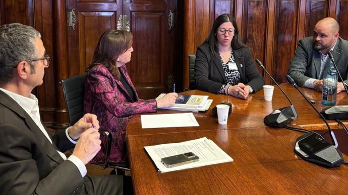 La consellera de Territorio, Vivienda y Transición Ecológica de la Generalitat, Sílvia Paneque, y la alcaldesa de Balaguer (Lleida), Lorena Gonzàlez