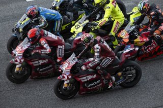 Varios pilotos, entre ellos Marc Márquez (Ducati), en el test de MotoGP en Tailandia previo al inicio del Mundial 2026