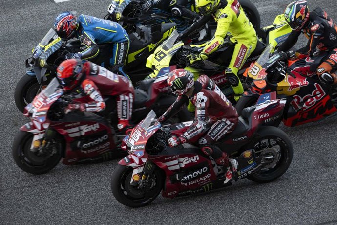 Varios pilotos, entre ellos Marc Márquez (Ducati), en el test de MotoGP en Tailandia previo al inicio del Mundial 2026