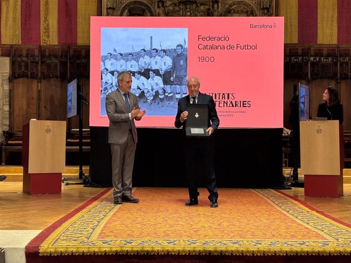 El presidente de la FCF, Joan Soteras, recoge el reconocimiento a lso 125 años de historia de la entidad