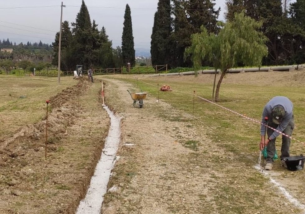 Las 25 personas se encuentran ya trabajando y los contratos son de cuatro meses. Se trata en concreto de ocho pintores, siete jardineros, seis peones de obras públicas en general, dos albañiles, siete jardineros y un administrativo