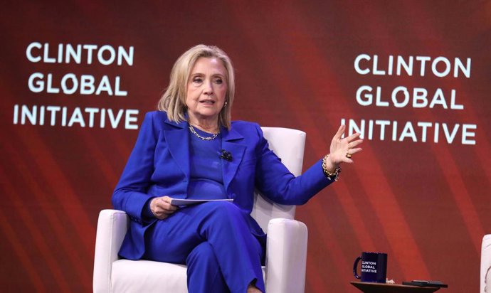 Archivo - Arquivo - 24 de setembro de 2025, Nova York, Nova York, EUA: HILLARY CLINTON vista na reunião da Clinton Global Initiative (CGI) de 2025, realizada no New York Hilton Hotel.