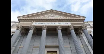 PP, Vox y Junts se alían en el Congreso para pedir la expulsión de migrantes y vetar la educación sexual en la escuela