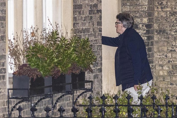 El excomisario europeo y exembajador británico Peter Mandelson regresa a su domicilio tras ser detenido por sus presuntos vínculos con Epstein.